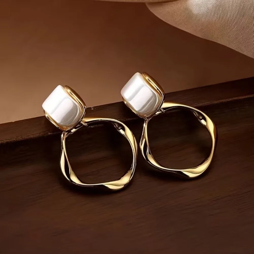 NEW Elegant Gold and White Hoop Earrings. Trendy Earrings.
